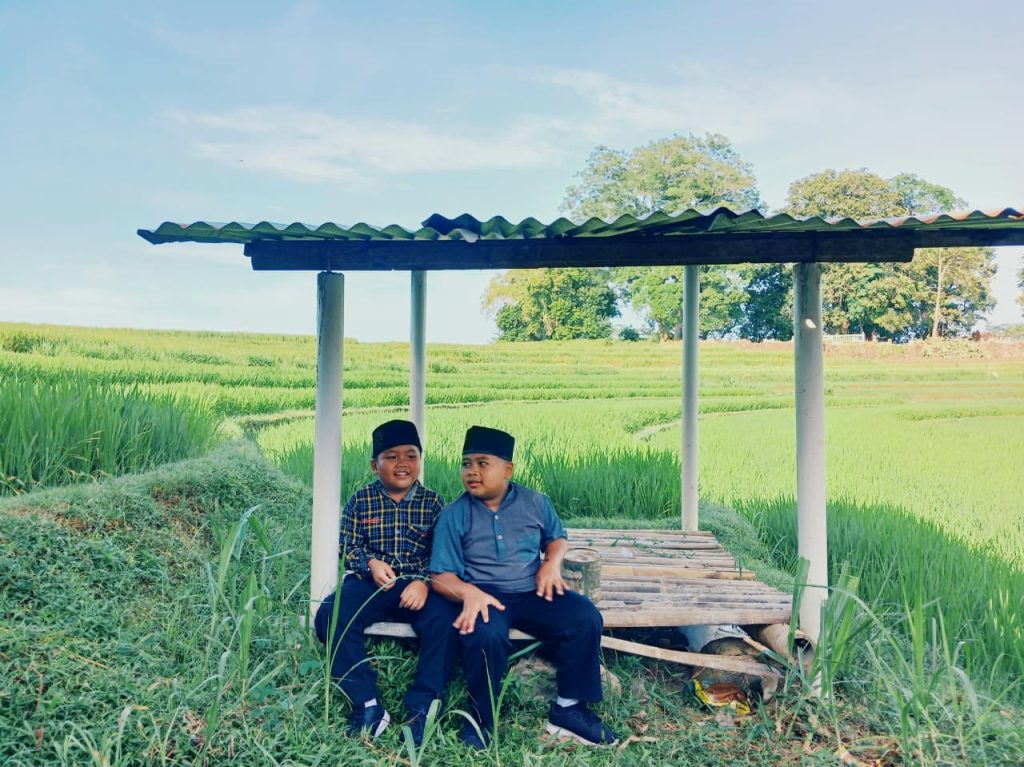 Di Bawah Langit Yang Sama